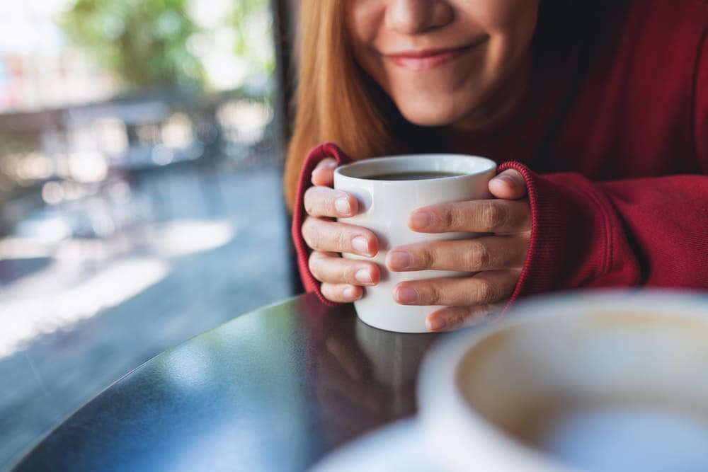 vrouw geniet van het beste moment voor een kop koffie