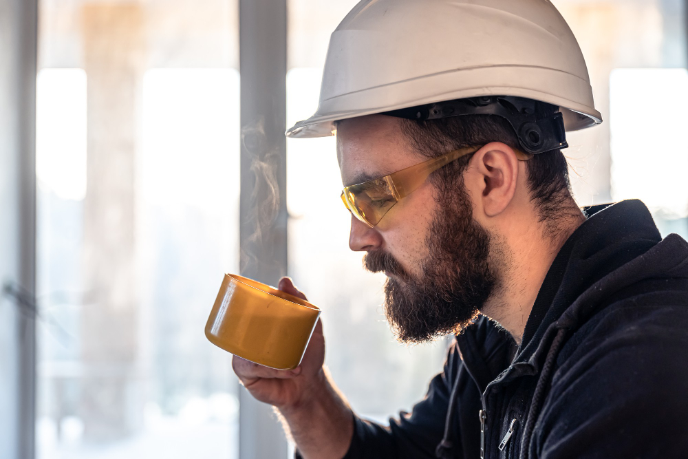 man die koffie drinkt in de bouw